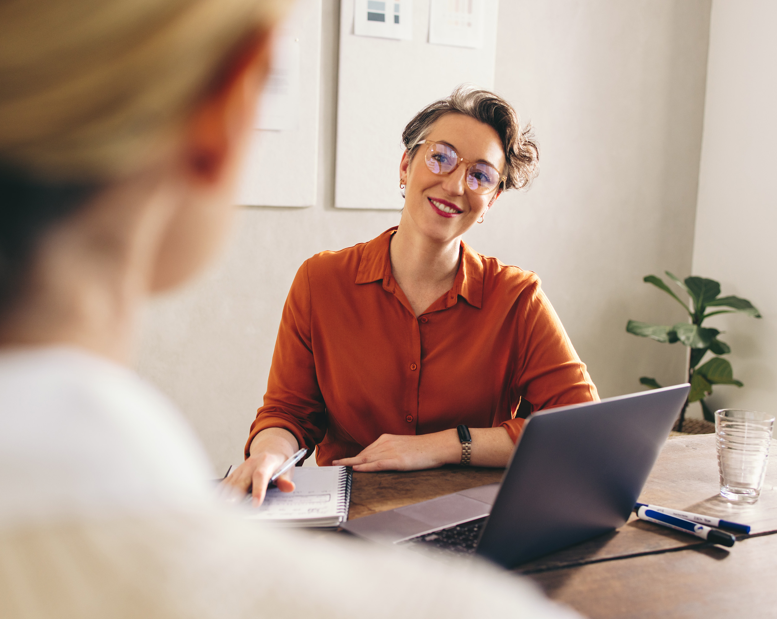 A happy lady in a meeting with an employee, there is a laptop on the desk in front of the lady hosting the meeting and she has a note pad and pen in her hand taking notes.

Understanding how to manage sick leave in the Netherlands is essential for maintaining legal compliance, supporting employee wellbeing, and fostering a productive workplace. For international employers and HR professionals, the Dutch system may seem strict and heavily regulated, and that’s because it is, but with structure comes clarity.

This article brings the most important rules, timelines, and responsibilities involved in managing sickness absence in the Netherlands.