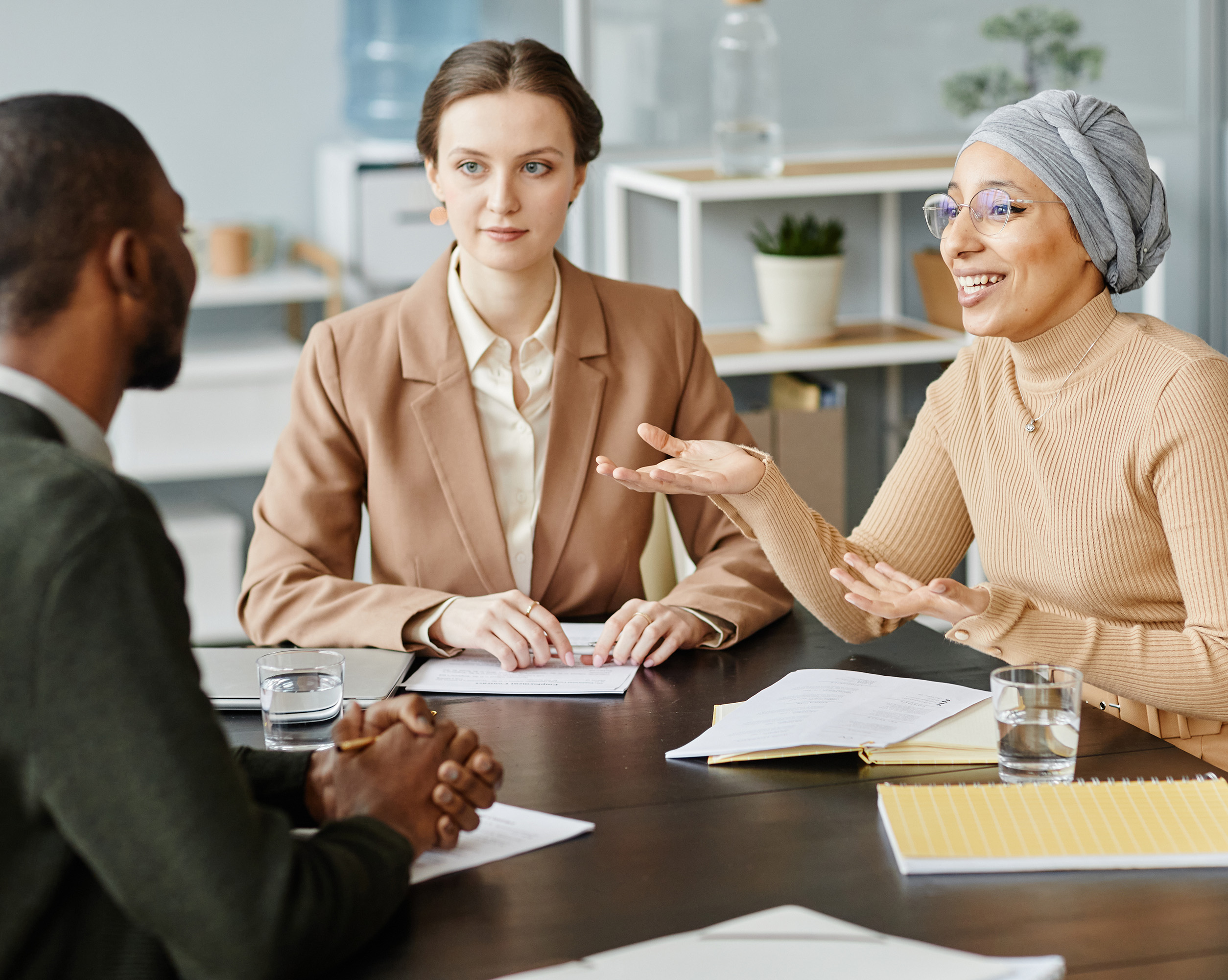 A meeting between two women and a male, the one lady is talking through her point whilst the other two members of the meeting listen. In this article we discuss managing sick leave in the Netherlands.